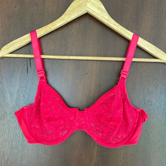 Vintage underwire bra. 34C. Adjustable straps. Elastic is stretchy. Red lace. - Picture 1 of 10